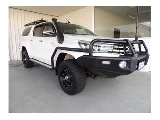 2015  Toyota Hilux SR5 (4x4) Ute (White) Pre-Owned Car Thumbnail