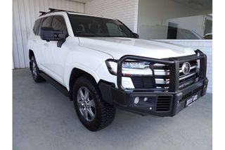 2022  Toyota Landcruiser Sahara SUV (White) Pre-Owned Car Thumbnail